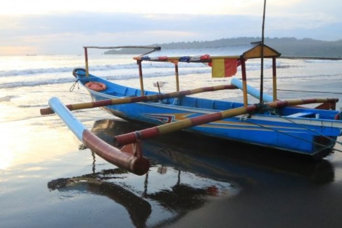 Fasilitas dan Tiket Masuk Pantai Teluk Penyu-kawanonline.co.id