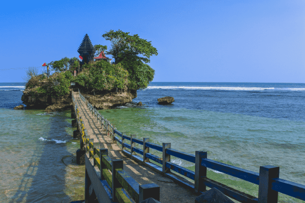Pantai Balekambang Pesona Laut Selatan yang Selalu Mengundang Rindu kawan online