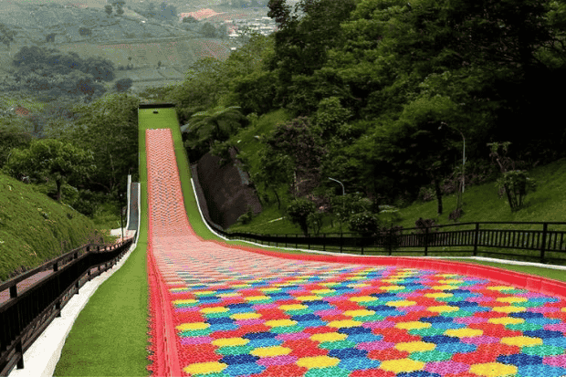 destinasi wisata yang sedang naik daun di Cianjur, yaitu The Nice Funtastic Park. Tempat ini menawarkan berbagai atraksi seru