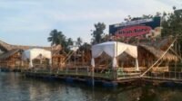 Unik! Ada Warung Apung di Cilacap