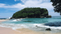 Pesona Keindahan Pantai Batu Bengkung yang Wajib Kamu Kunjungi!-kawanonline