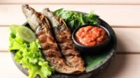 Rasakan Kenikmatan Dari Satu Porsi Pecel Lele Khas Lamongan, Jawa Timur (1)