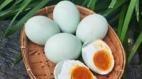 Pasti Penasaran! Ini Dia Proses Pembuatan Telur Asin yang Bikin Ketagihan (1)