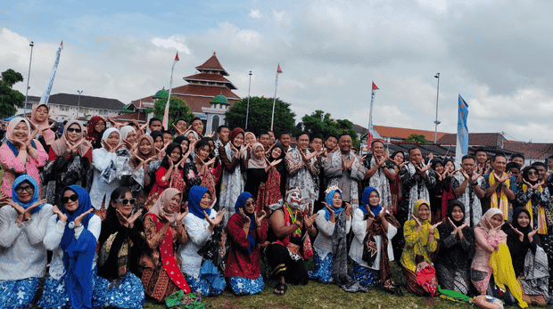 Foto Bersama Tari Batik Kolosal Warnai Alun-alun Cilacap dalam Rangka Peringati Hari Batik Nasional Tahun 2025 kawan online