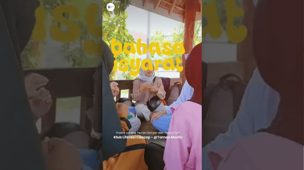 Praktik Bahasa Isyarat Program Klub Literasi Cilacap