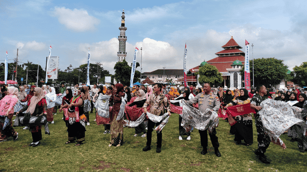 Tari Batik Kolosal Warnai Alun-alun Cilacap dalam Rangka Peringati Hari Batik Nasional Tahun 2025 kawan online