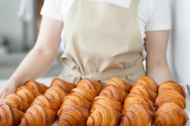 Asal Usul dan Perkembangan Sajian Croissant Bakar