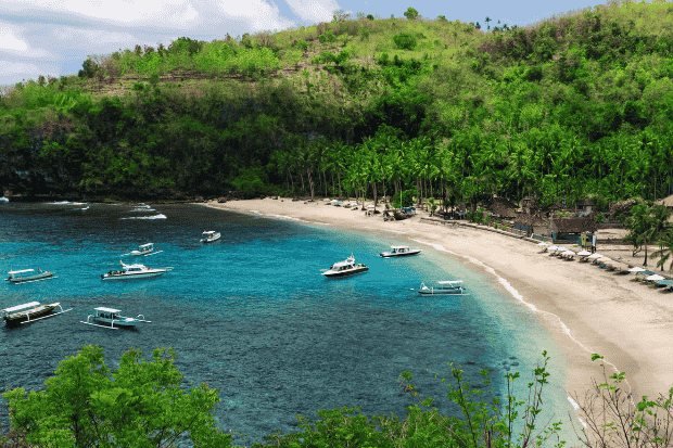 Crystal Bay dengan Air Laut yang Jernih