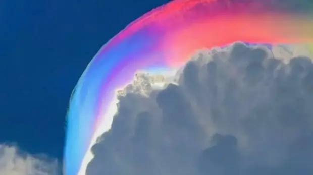Cloud Iridescence Adalah Fenomena Awan Berwarna-warni yang Memukau kawan online