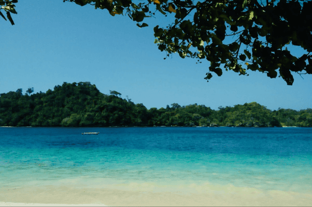 Keindahan Tiga Gradasi Warna Laut di Pantai Tiga Warna kawan online