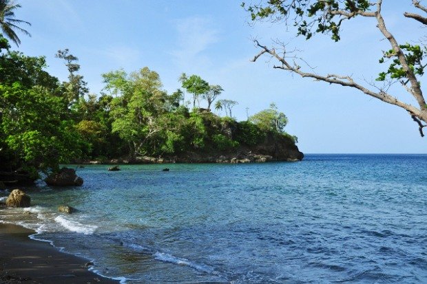 Keunikan Pasir Hitam Pantai Anoi Itam kawan online