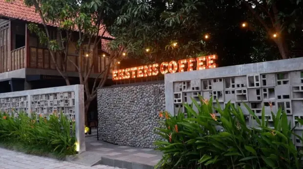 Ekstens Coffee & Space, Tempat Nongkrong Nyaman dengan Suasana Rumah Joglo kawan online