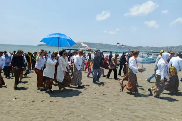 Kirab Wilujengan Karaton Surakarta Hadiningrat di Cilacap, Arsip Biografi Paku Buwono XIV Diserahkan kawan online